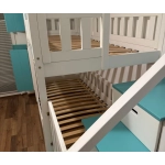 łóżko ze schodami i daszkiem z grubą ramą z drewna